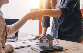 É OBRIGATÓRIO CONTRATAR UMA IMOBILIÁRIA PARA VENDER UMA CASA?